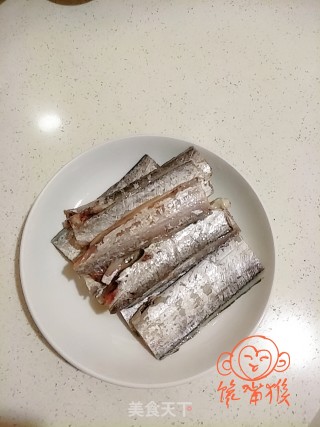 罐头带鱼的做法步骤：2