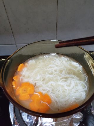 猪骨汤米粉的做法步骤：4