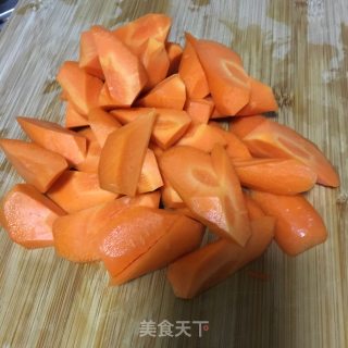 胡萝卜炖羊肉的做法步骤：1