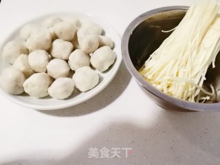 金针菇鱼丸汤的做法步骤：1