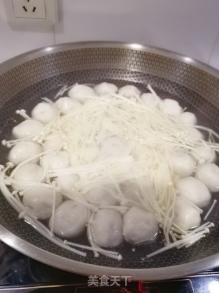 金针菇鱼丸汤的做法步骤：2