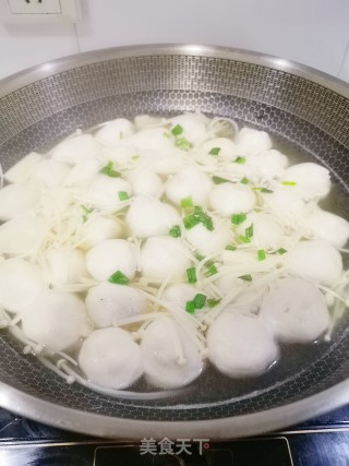金针菇鱼丸汤的做法步骤：3