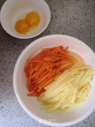土豆胡萝卜鸡蛋饼的做法步骤：2
