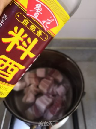 五花肉烧土豆的做法步骤：2
