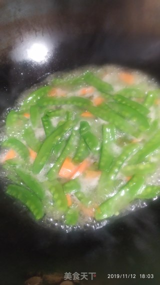 香肠炒雪豆的做法步骤：2