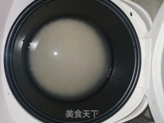 电饭煲版腊味煲仔饭的做法步骤：1