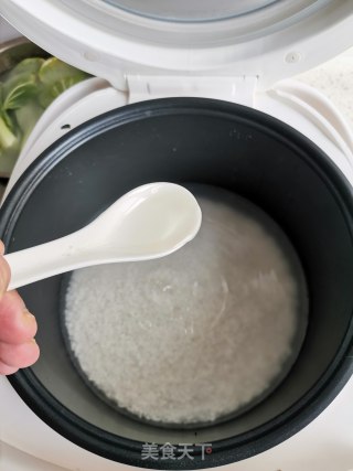 电饭煲版腊味煲仔饭的做法步骤：5