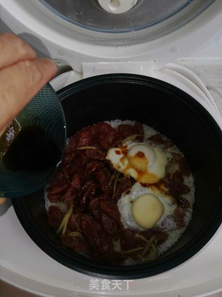 电饭煲版腊味煲仔饭的做法步骤：10