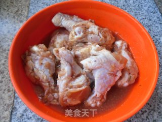 胡萝卜土豆焖鸡翅根的做法步骤：1