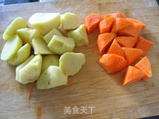 胡萝卜土豆焖鸡翅根的做法步骤：2