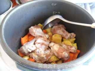 胡萝卜土豆焖鸡翅根的做法步骤：6