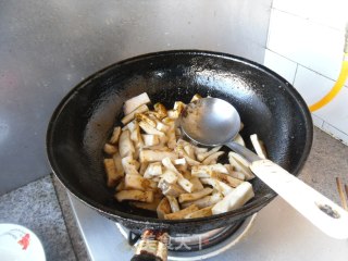 胡椒酱炒杏鲍菇的做法步骤：7
