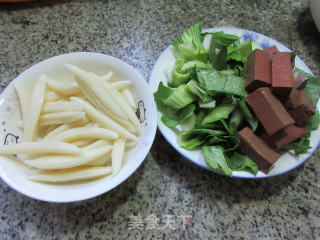 鸭血青菜煮面鱼的做法步骤：1