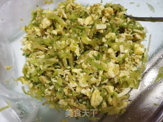 萝卜粉条蒸饺的做法步骤：1