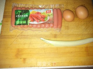 火腿肠蛋炒饭的做法步骤：1