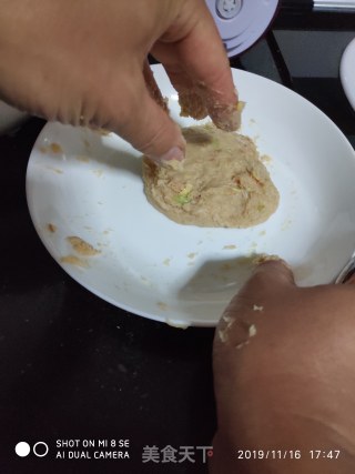 香菇鸡肉丸二米粥的做法步骤：5