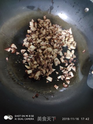香菇鸡肉丸二米粥的做法步骤：7