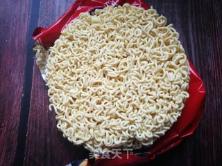 海带芽白菜煮方便面的做法步骤：2