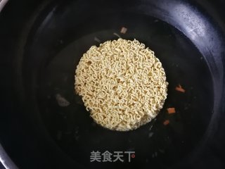 海带芽白菜煮方便面的做法步骤：3