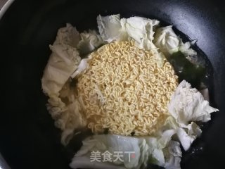 海带芽白菜煮方便面的做法步骤：4