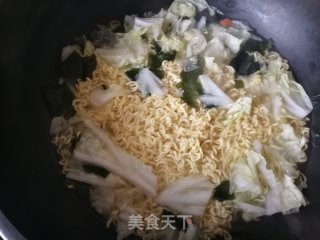 海带芽白菜煮方便面的做法步骤：5