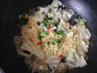 海带芽白菜煮方便面的做法步骤：6