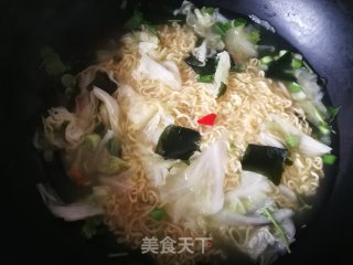 海带芽白菜煮方便面的做法步骤：7