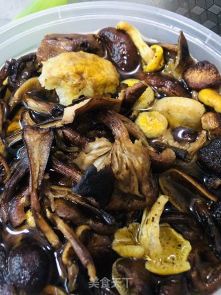 小鸡炖蘑菇粉条东北名菜的做法步骤：2