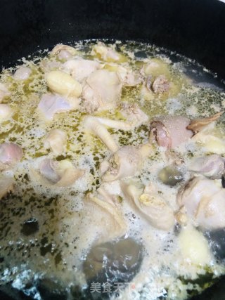 小鸡炖蘑菇粉条东北名菜的做法步骤：4