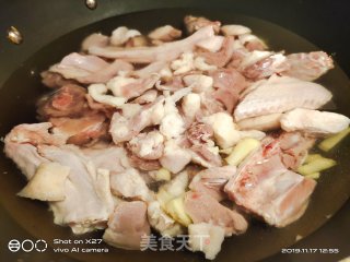 酸辣鸭肉的做法步骤：1