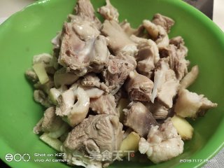 酸辣鸭肉的做法步骤：2
