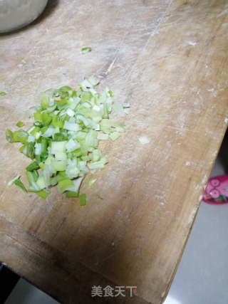 “家常饼”菠菜葱油饼的做法步骤：2