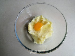 土豆鸡蛋饼的做法步骤：1