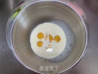 蔓越莓淡奶油戚风蛋糕的做法步骤：2