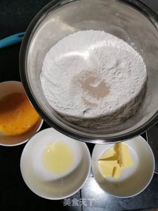 香甜餐包（手揉版柔软又拉丝）的做法步骤：1