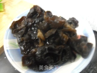 莲藕炒木耳的做法步骤：1