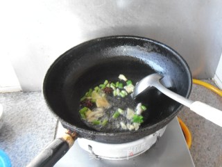 鸡腿炖蘑菇的做法步骤：5