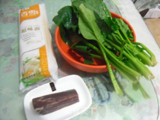 菠菜火腿热汤面的做法步骤：1