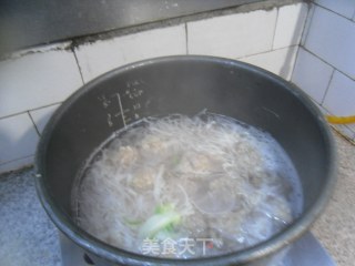 粉丝萝卜肉丸汤的做法步骤：7