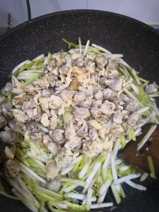 韭黄扇贝炒鸡蛋的做法步骤：10