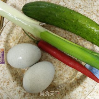黄瓜拌松花蛋的做法步骤：1