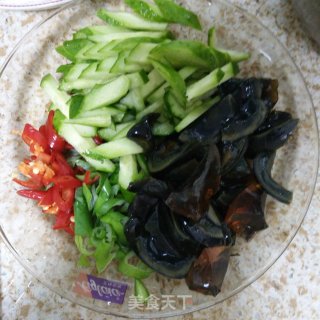 黄瓜拌松花蛋的做法步骤：2