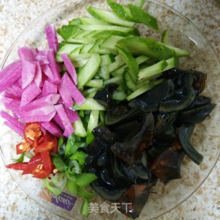 黄瓜拌松花蛋的做法步骤：3