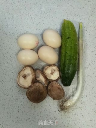 香菇黄瓜炒鸡蛋的做法步骤：1