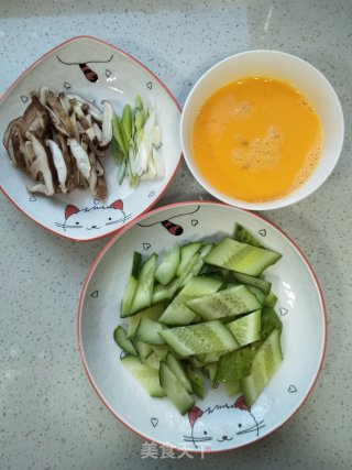 香菇黄瓜炒鸡蛋的做法步骤：3