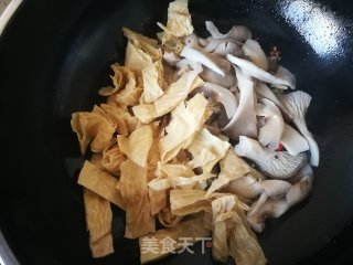 平菇炒人造肉的做法步骤：5