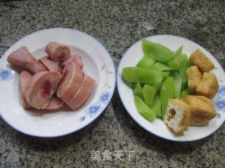 油豆腐腊鸡腿煮莴笋的做法步骤：1