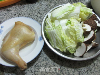 香菇娃娃菜鸡腿汤的做法步骤：1