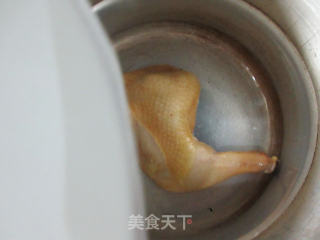 香菇娃娃菜鸡腿汤的做法步骤：2