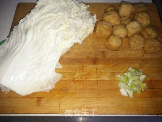 白菜炖油豆腐的做法步骤：1